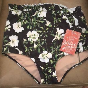 BNWT Kortni Jeane Ruffle Around Bottoms!